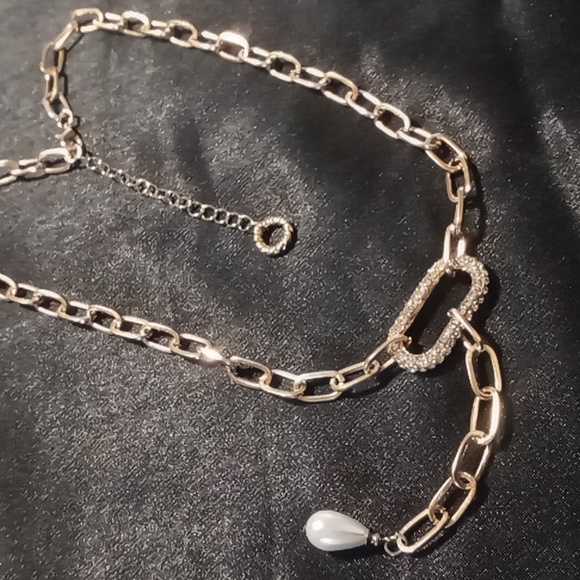 Paper clip chain with rhinestones and a drop pearl. Gold tone /white pearl like - Picture 4 of 9